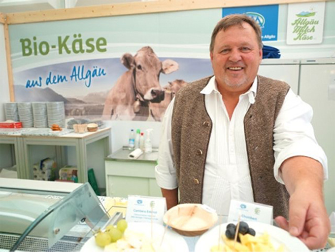 Hubert Dennenmoser auf dem Allmikäs-ÖMA Stand. Hier verkauft der Chef noch selbst!